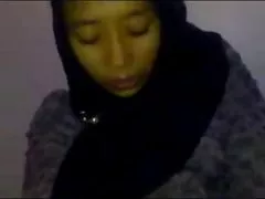 Endonezya dili-nining hijab sallanan
