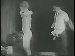 Azgın piliç onu kedi parmak bir siyah beyaz porno