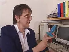 Büyük göğüslü kıllı olgun öğretmen mastürbasyon pt1
