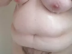Yıkama onu tüylü kedi, göğüs, göbek yatmadan önce duş BBW