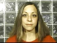 Esmer yatağa tırmanıyor ve bacaklar onun yayılmasını