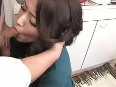 Esmer bir yaka ile oyuncaklar ile alay ona klitoris alır