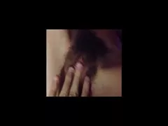 Tüylü kedi gözü kapalı
