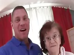 76 yr eski ince büyükanne marcela berbat berbat ve üzerinde boşaldı