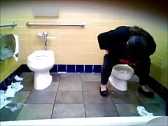 Yürümeye başlayan çocuk tuvalet hovering Bbw kadın