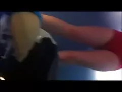 Utangaç genç Yüzme sonra tam bush ve büyük memeli
