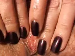 Closeup ovmak ve tüylü kedi oynuyor