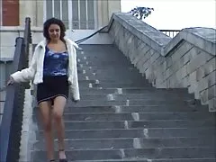 Bir kedi yanıyor