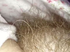 Onun yumuşak tüylü kedi Höyük açığa onun pijama çekin